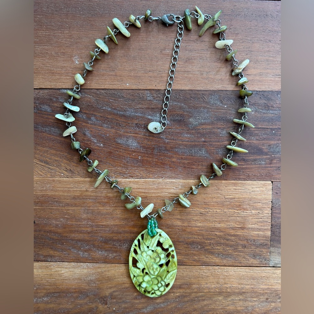 Carved Mother of Pearl Necklace Vintage SS Asian Green